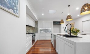 Mikrovågsugn, ugn, spishäll och diskmaskin