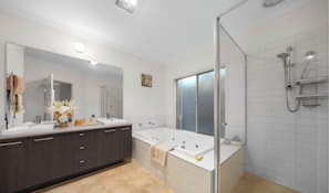 Shower, jetted tub, bidet, towels - Cozy Family Home in Caroline Springs (Caroline Springs)