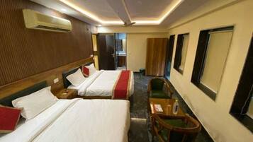 Deluxe Double or Twin Room | Laptop workspace, free WiFi