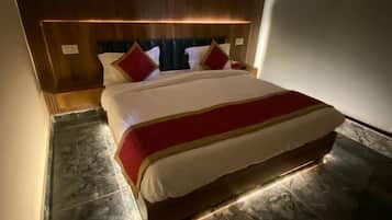 Deluxe Double or Twin Room | Laptop workspace, free WiFi