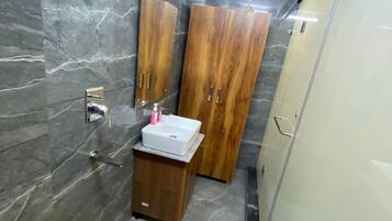 Deluxe Double or Twin Room | Bathroom | Towels, soap, shampoo, toilet paper