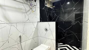 Kamar Single Deluks | Kamar mandi | Shower, handuk, sabun, dan sampo