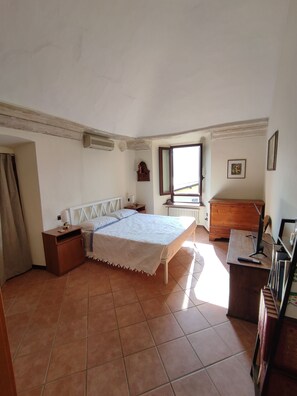 1 bedroom, desk, travel crib, free WiFi