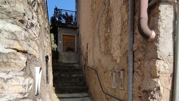 A narrow stone stairway leading to a building entrance. - Dimora Fenni – Historic elegance and modern comfort in the heart of Monte Isola (Monte Isola)