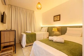 A hotel room with two beds, a bedside table, a lamp, a picture on the wall, and a window with curtains. - Villa Pérola do Aré · Heated and private Pool & Jacuzzi · Barbecue area (Armação dos Búzios)