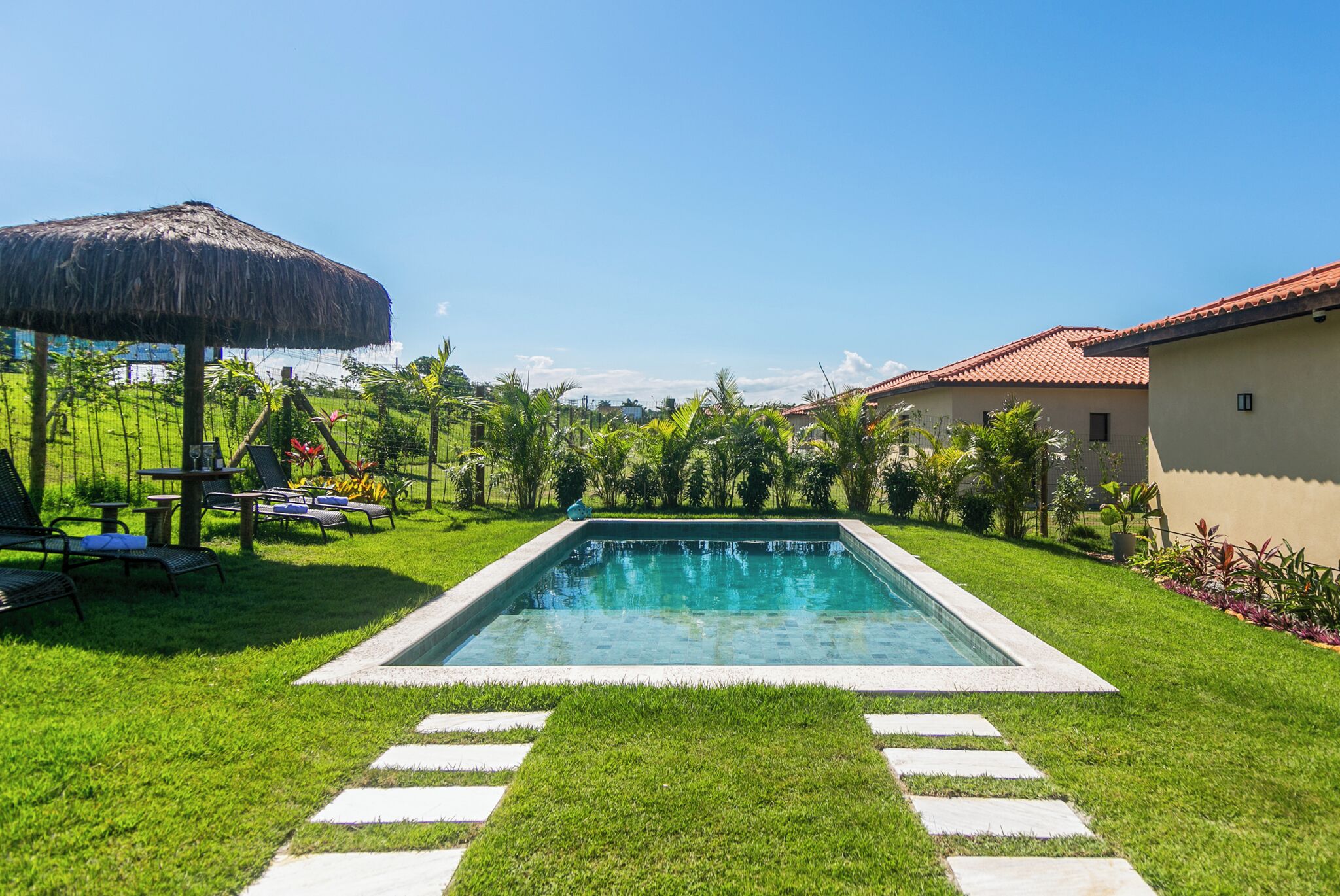 Una piscina al aire libre, una piscina climatizada