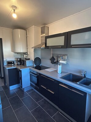 Refrigerador, microondas, horno y parrilla de estufa 