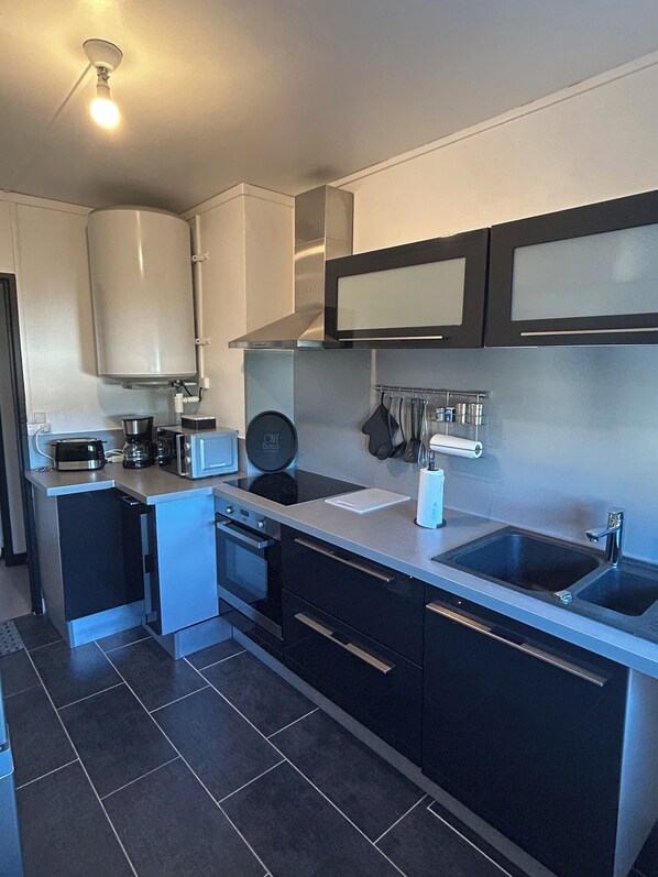 ثلاجة، ميكروويف، فرن، موقد طهي مسطح