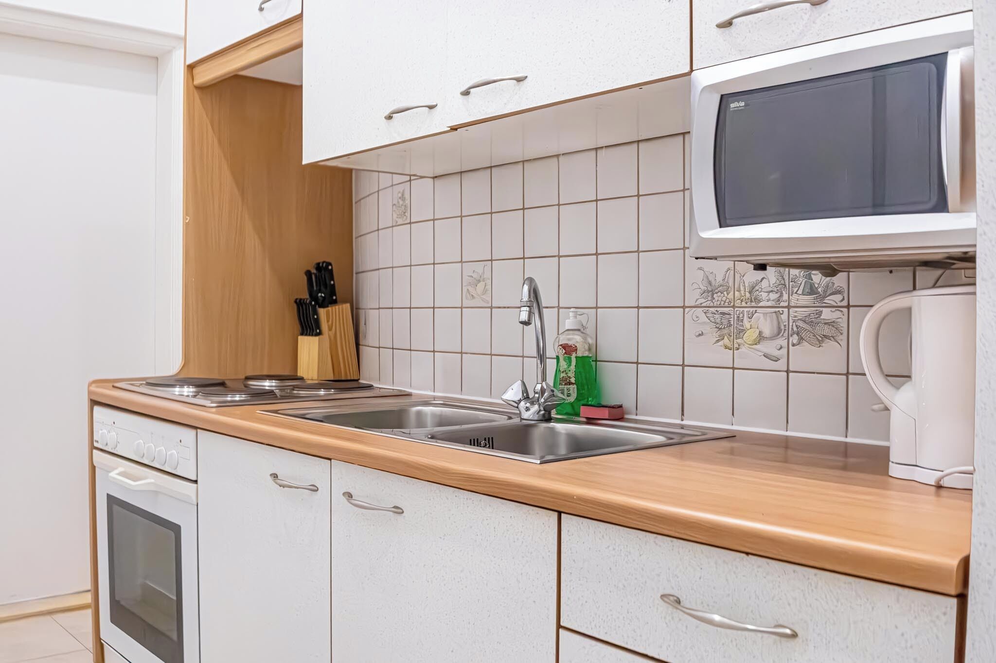 Basic Apartment | Private kitchen | Fridge, microwave, oven, stovetop