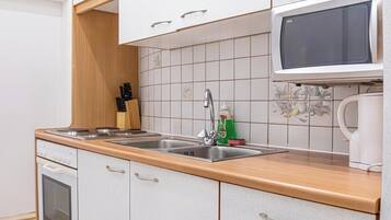 ベーシック アパートメント | 専用キッチン | 冷蔵庫、電子レンジ、オーブン、コンロ