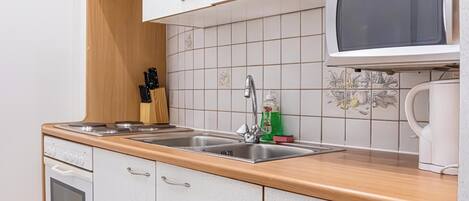 Refrigerador, microondas, horno, placa de cocina