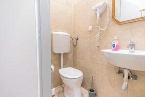 شقة بتجهيزات أساسية | حمام | تجهيزات دش، مستلزمات مجانية للعناية الشخصية، مجففات شعر، مناشف