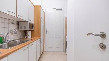 Apartemen Basic | Dapur pribadi | Lemari es, microwave, oven, dan kompor