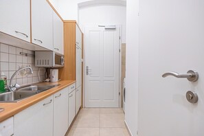 Apartemen Basic | Dapur pribadi | Lemari es, microwave, oven, dan kompor