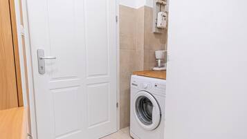 Apartemen Basic | Kamar mandi | Shower, perlengkapan mandi gratis, pengering rambut, dan handuk