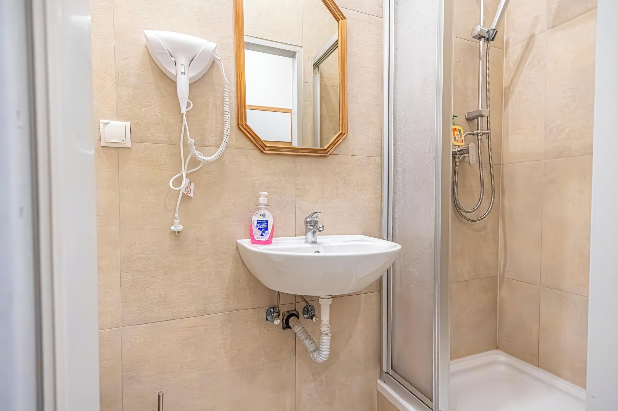 Apartament bàsic | Bany | Dutxa, articles de tocador gratuïts, assecador de cabells i tovalloles 