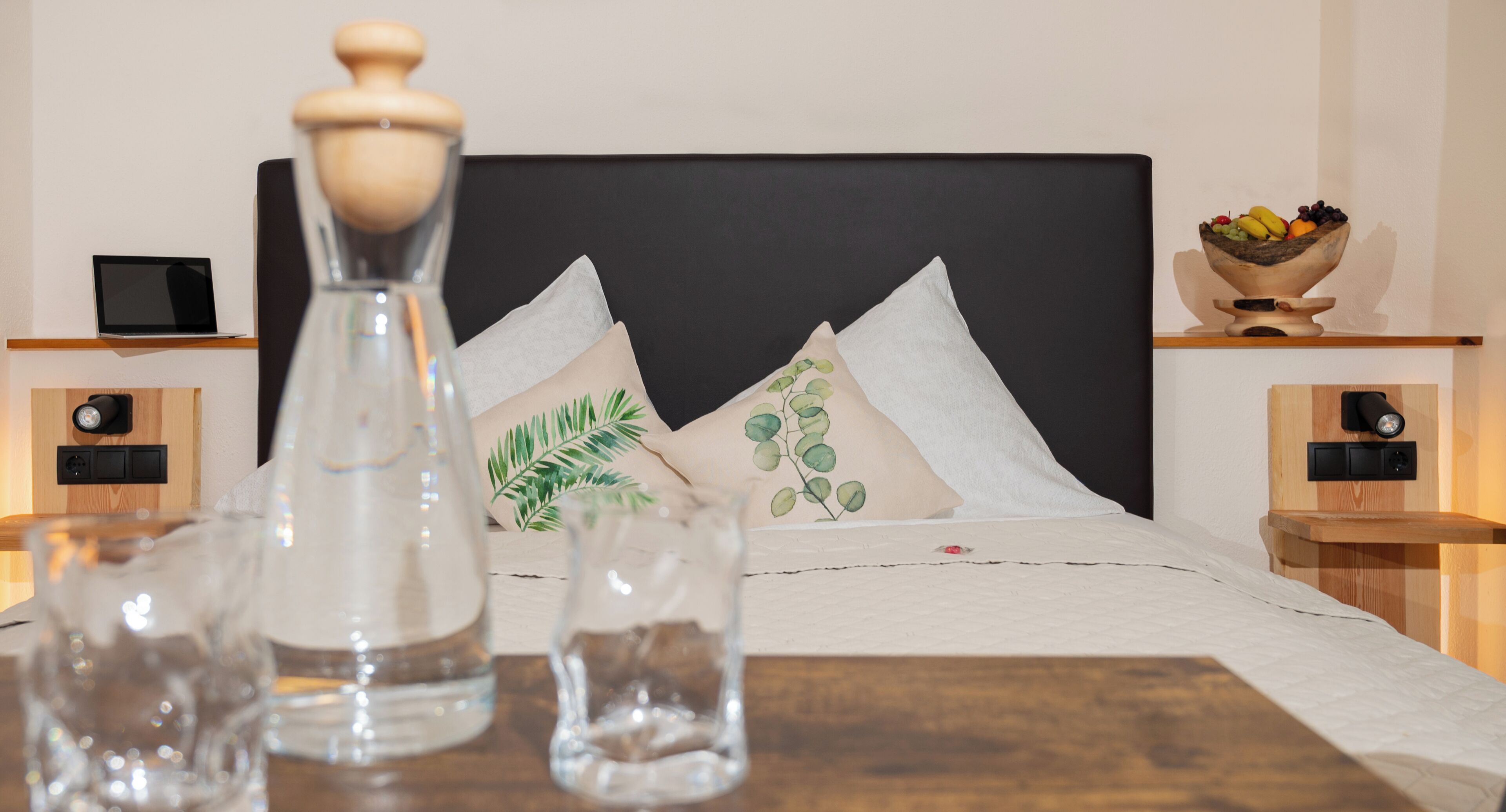 Schreibtisch, laptopgeeigneter Arbeitsplatz, kostenloses WLAN