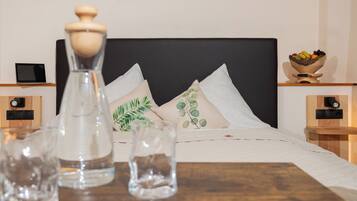 Schreibtisch, laptopgeeigneter Arbeitsplatz, kostenloses WLAN