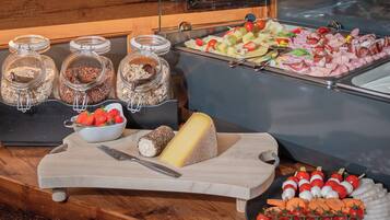 朝食 (ビュッフェ)、毎日提供 (無料)