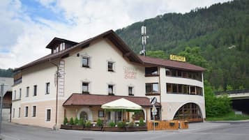 Vista frontal de la propiedad