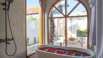 Luksushuvila, 1 suuri parisänky, yksityinen uima-allas | Kylpyhuone | Erillinen kylpyamme ja suihku, ilmaiset hygieniatuotteet