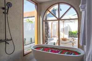 Luksushuvila, 1 suuri parisänky, yksityinen uima-allas | Kylpyhuone | Erillinen kylpyamme ja suihku, ilmaiset hygieniatuotteet