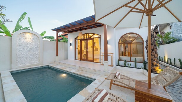 A pool area with lounge chairs and a pergola. - Dianatara Villa Ubud by Dhananjaya Hospitality (Celuk)