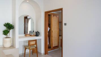 Villa de lujo, 1 cama King size, alberca privada | Escritorio, espacio para trabajar con laptop y wifi gratis