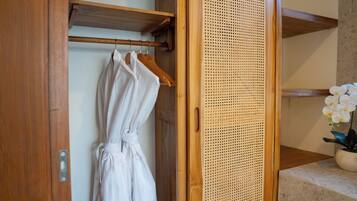 Villa de lujo, 1 cama King size, alberca privada | Escritorio, espacio para trabajar con laptop y wifi gratis