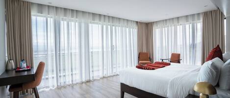 Schreibtisch, laptopgeeigneter Arbeitsplatz, Verdunkelungsvorhänge