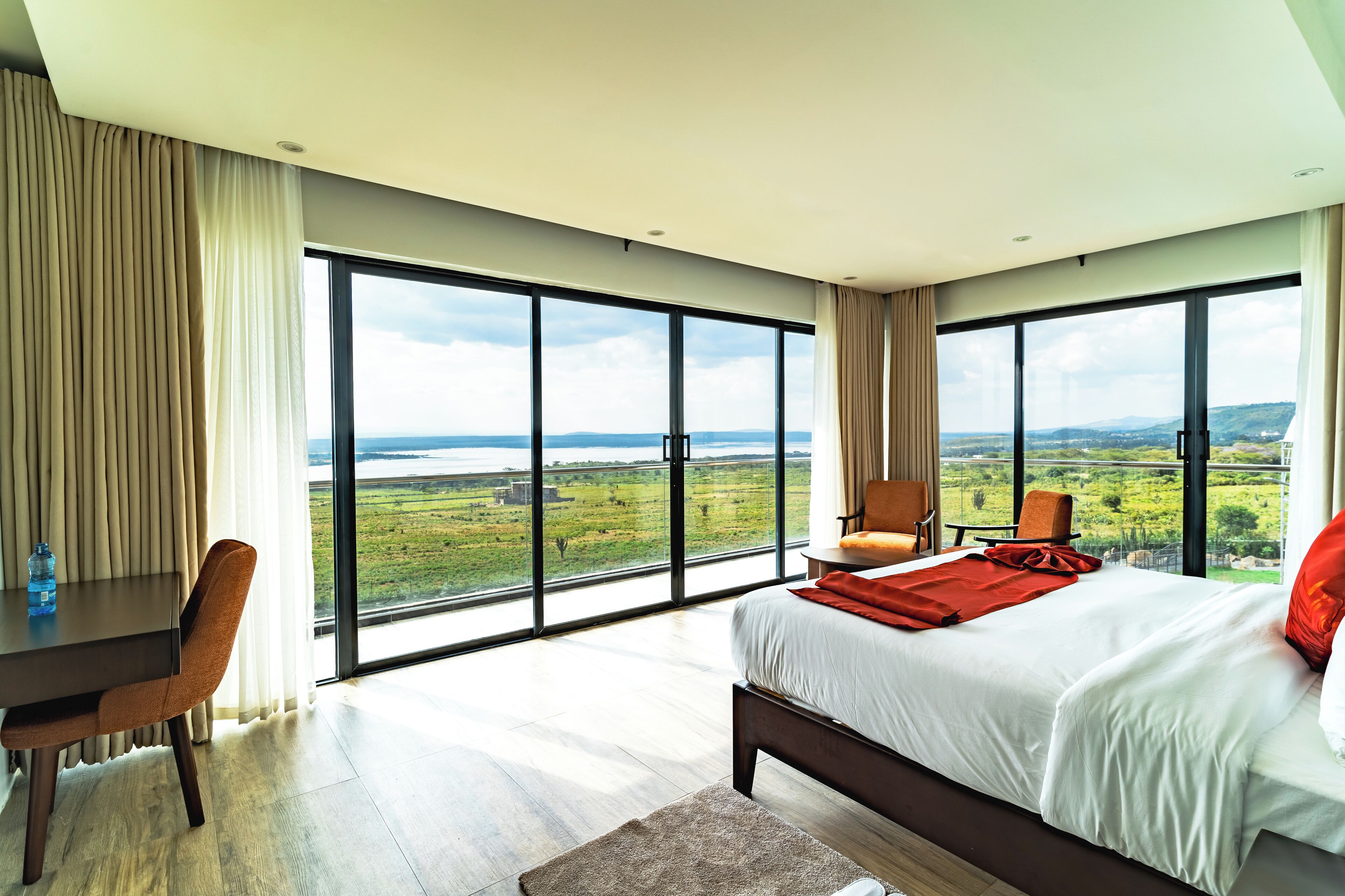 Bureau, espace de travail pour ordinateur portable, rideaux occultants