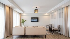 Apartament superior, 2 dormitoris, balcó, vistes al llac | Sala d'estar | Pantalles d'ordinador i impressores 