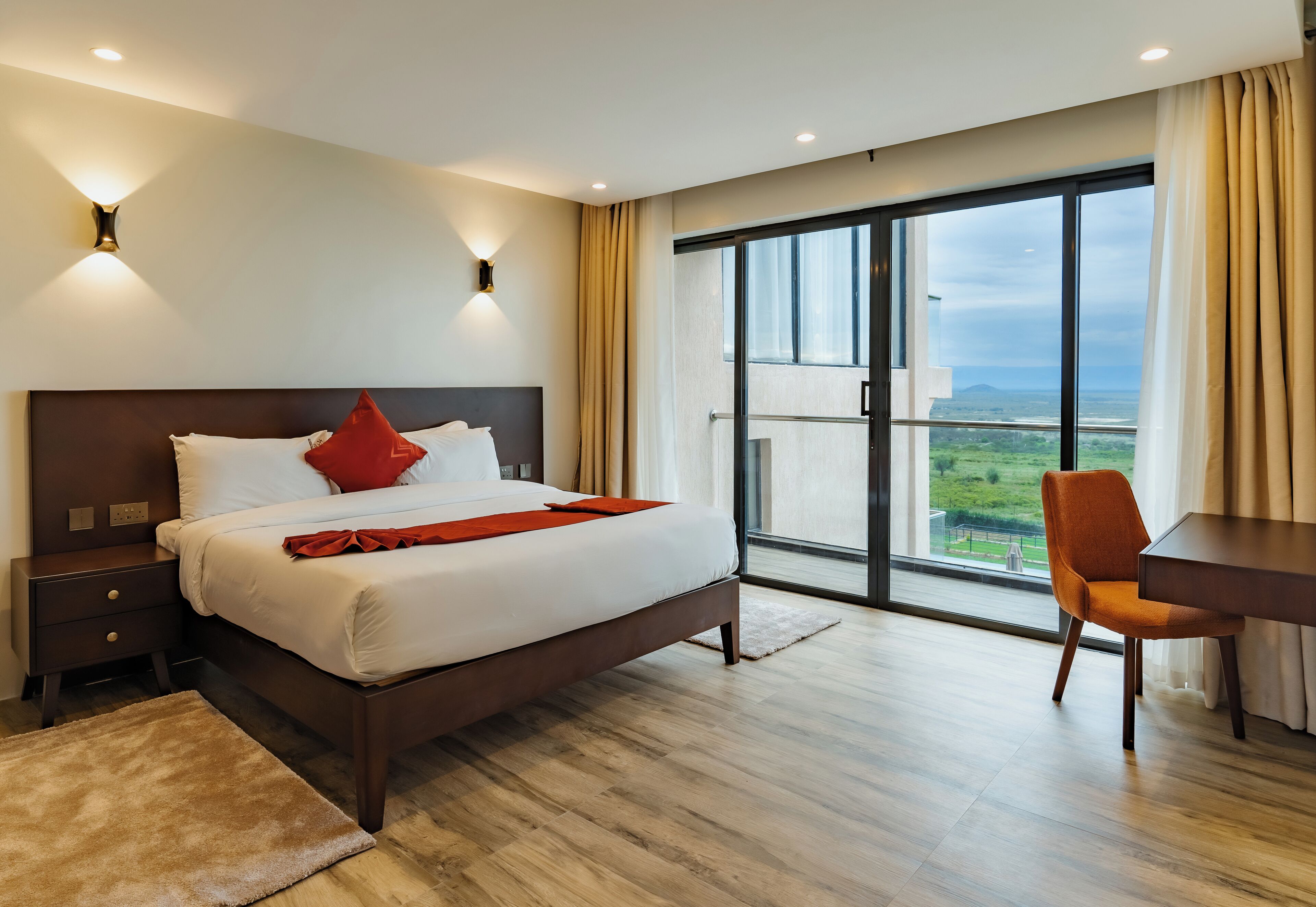 Escritorio, espacio para trabajar con laptop y cortinas blackout 