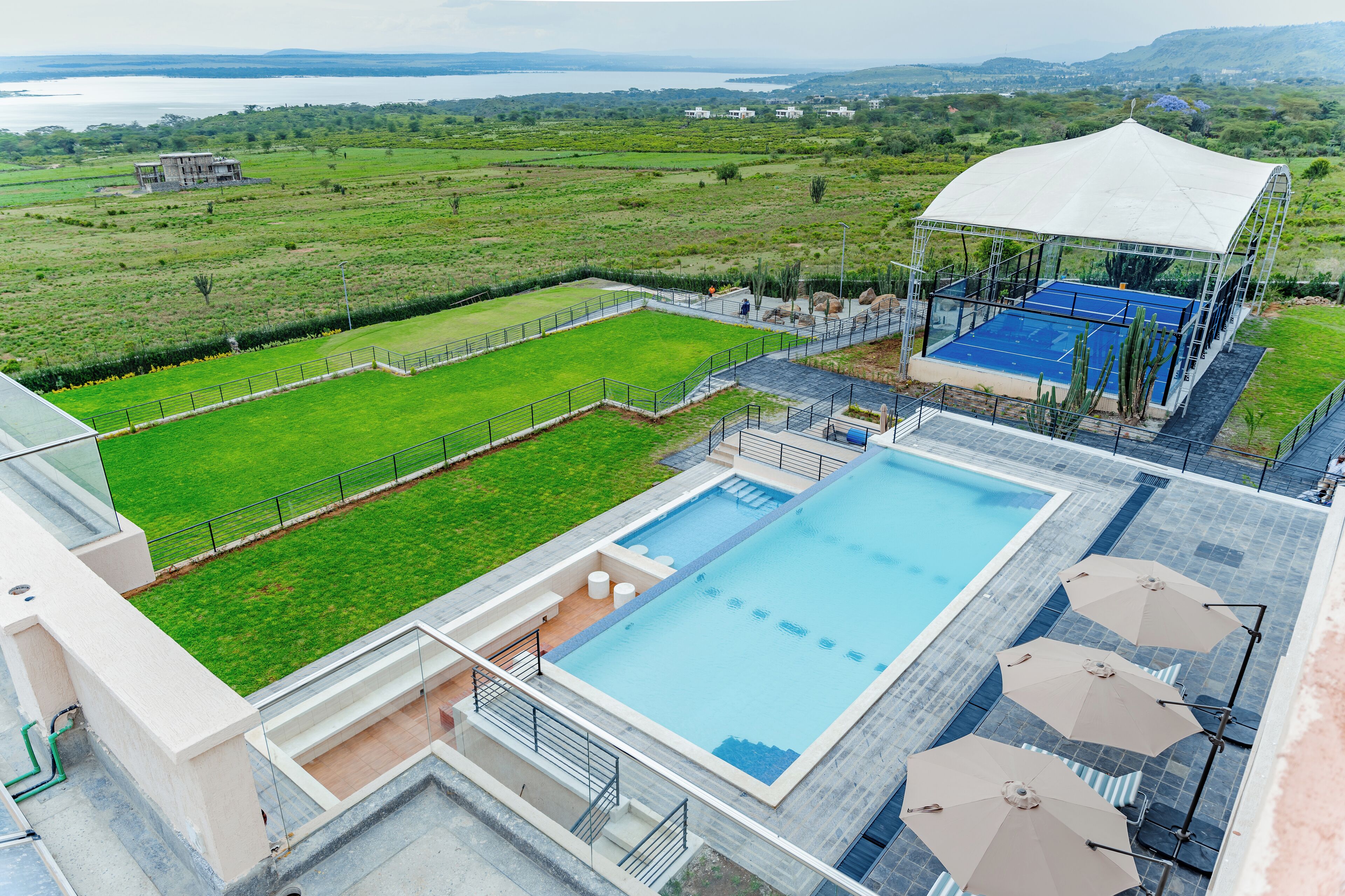 2 개의 야외 수영장