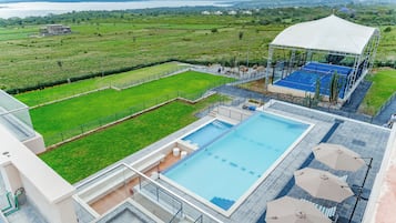 2 outdoor pools