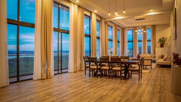 Luxury Apartment, 4 Bedrooms, Balcony, Lake View | Dining room
