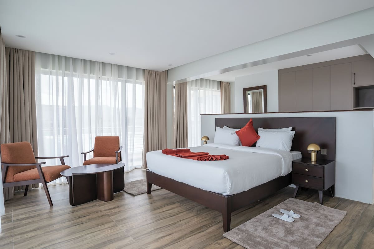 Schreibtisch, laptopgeeigneter Arbeitsplatz, Verdunkelungsvorhänge