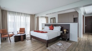 Een bureau, een laptopwerkplek, verduisterende gordijnen