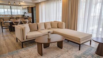 Superior-Apartment, 2 Schlafzimmer, Balkon, Seeblick | Wohnzimmer | Computerbildschirme, Drucker