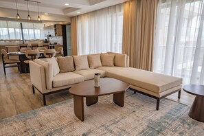 Superior appartement, 2 slaapkamers, balkon, uitzicht op meer | Woonkamer | Een computerscherm en een printer