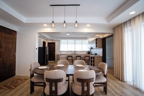 Apartament superior, 2 dormitoris, balcó, vistes al llac | Zona de menjador de l'habitació