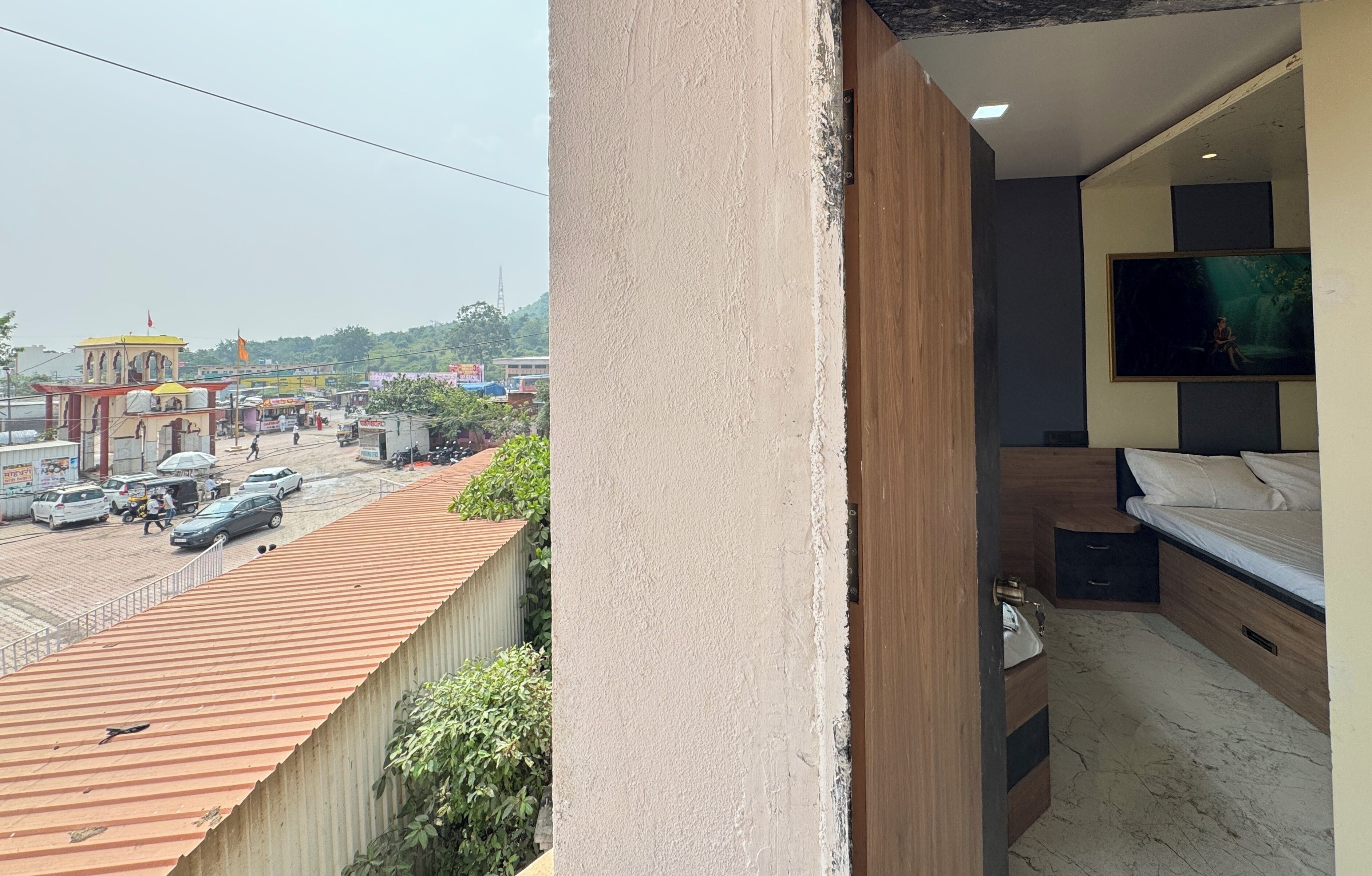 Habitación doble familiar, balcón, vista a la colina | Escritorio y espacio para trabajar con laptop 