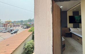 Dubbelrum för familj - balkong - utsikt mot bergen | Skrivbord och arbetsyta för laptop