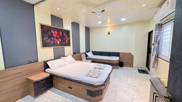 Dubbelrum för familj - balkong - utsikt mot bergen | Skrivbord och arbetsyta för laptop