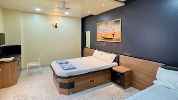 Familien-Doppelzimmer, Balkon, Hügelblick | Schreibtisch, laptopgeeigneter Arbeitsplatz