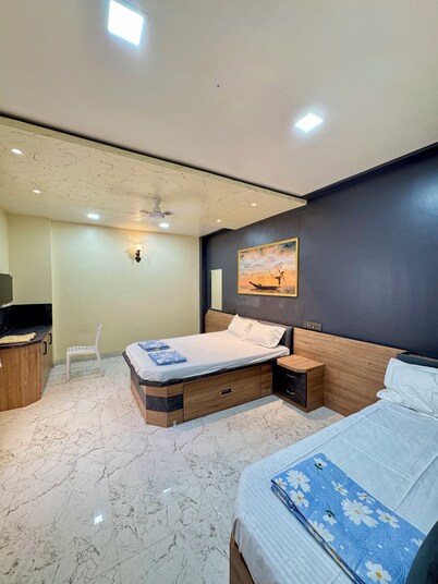 Trinetra Yatri Niwas 