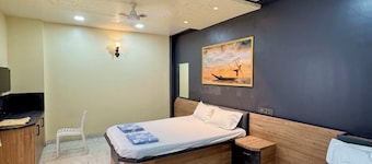 Trinetra Yatri Niwas