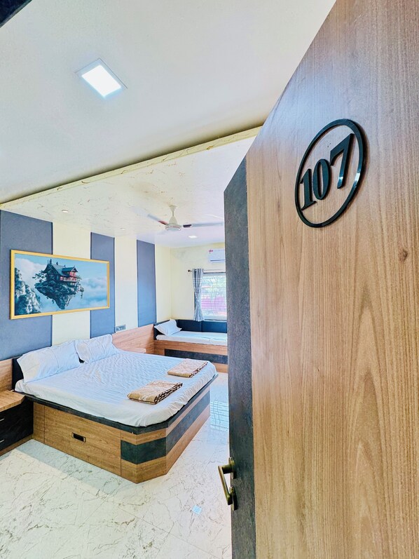 Dubbelrum för familj - balkong - utsikt mot bergen | Skrivbord och arbetsyta för laptop