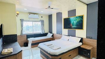 Familien-Doppelzimmer, Balkon, Hügelblick | Schreibtisch, laptopgeeigneter Arbeitsplatz