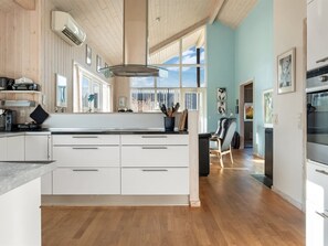 Kylskåp, mikrovågsugn, diskmaskin och grytor/köksredskap